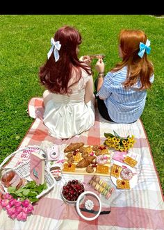 Picnic aesthetic Girl Picnic Aesthetic, Cottage Core Food, Girls Picnic, Girl Picnic, Birthday Picnic, Picnic Aesthetic, Vintage Picnic, Aesthetic Cottagecore