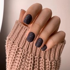 Winter Nails Colors for Women Over 40 27 Ideas Early Winter Nails, Short Manicures, Almond Nails Shape, Dark Winter Nails, Winter Nails Colors, Dnd Polish, Nails Gel Short, Trendy Winter Nails, Nail Striping Tape