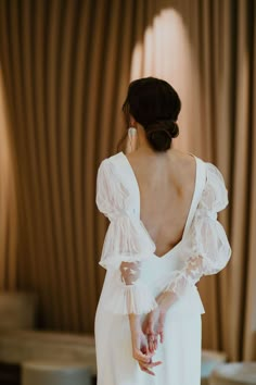 the back of a woman's dress with ruffled sleeves