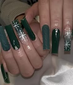 Christmas Nails Designs Green, Green Acrylic Nails Christmas, Dark Green Christmas Nails Acrylic, Green Acrylic Christmas Nails, Green Nails Ideas Christmas, Emerald Green Winter Nails, Green Winter Nails Acrylic, Green Christmas Acrylics, Christmas Acrilycs