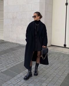 fall outfits, winter outfits, fashion inspo, back to school outfits, classy outfits, old money style, old money outfits, old money aesthetic, fall aesthetic, fall 2023 fashion trends, autumn outfits, coats for women, coat outfit, oversized coat, black oversized coat outfit, black coat, wool coat outfit, black coat outfit, black wool coat, winter coat outfit, winter outfits cold, winter fits, winter clothes, winter coat, winter capsule wardrobe, winter coat outfits, winter coats women Outfit Manteau Long Noir, Chealse Boots Outfit, Chealse Boot Outfit Women, Black Chelsea Boots Outfit Women, Black Coat Outfit Winter, Oversized Coat Outfit, Black Chelsea Boots Outfit, Chelsea Boot Outfits Women