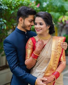 Engagement Copul Photos Indian, Couple Photography Poses In Traditional Look, Engagement Photos In Saree, Simple Couple Poses Indian Wedding, Wedding Couple Poses Traditional, Marathi Wedding Couple Poses, Marathi Pre Wedding Photoshoot, Marathi Engagement Look Couple, Marathi Wedding Couple Poses Photography