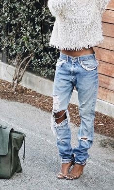 Women’s Rugged Style, Trendy Fitted Distressed Jeans, Distressed Relaxed Fit Trendy Jeans, Urban Distressed Cargo Jeans For Spring, Trendy Distressed Baggy Jeans, Fall Distressed Medium Wash Cargo Jeans, Looks Adidas, Mode Boho, Cooler Look