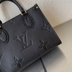 Description L.V On The Go PM Bag Monogram Empreinte 9.8in/25cm Black LV M45653 Rep 1:1 Size: 25 x 19 x 11.5cm / 9.8 x 7.5 x 4.5 inches (Length x Height x Width) Inspired by L.V’s famous Sac Plat from 1968, the OnTheGo PM tote is fashioned in Monogram Empreinte, embossed with a Medium Monogram pattern. This smaller version of the original OnTheGo fits essentials such as an iPad Mini. Articulated top handles and an adjustable removable strap offer a variety of carry options. Black Microfiber linin Louis Vuitton On The Go, Black Louis Vuitton, Louis Vuitton Shirt, Monogram Pattern, Evening Clutch Bag, Tote Backpack, Kids Bags, Louis Vuitton Handbags, Belts For Women