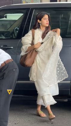 Janhvi Kapoor Suit, Janvi Kapoor Indian Wear, Veer Zaara Outfits, Janhvi Kapoor Kurta, Janhvi Kapoor Aesthetic, Jahnvi Kapoor Desi Style, Janvi Kapoor Fashion Styles, Janhvi Kapoor Outfits, Casual Desi Outfits