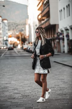 Sequin Dress With Blazer And Sneakers - Jennysgou Silver Dress Outfit, Sequin Dress Outfit, Dress And Sneakers, University Outfit Ideas, Dress And Sneakers Outfit, Outfit Ideas Baggy, Veja V 10, Party Dress Ideas, Black Jeans Outfit Ideas