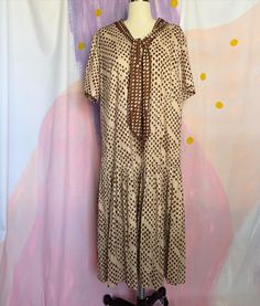 This vintage dress from the 1970s is immitating the classic 1920s flapper drop waist style. Featuring a brown and tan geometric stle with a drop waist pleated skirt and adjustable neck tie. #70soutfits #70sclothing #70sstyleclothing #1970sstyle #geometricprint #dropwaist #pleated #seventiesfashion #seventiesstyle via @PeriwinkdVintage 70s Style Clothing, 70s Fashion Outfits, 70s Clothing, Dress Geometric, 1970s Dress, Seventies Fashion, 1920s Flapper Dress, 1970s Dresses, Flapper Style