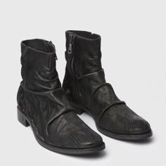 John Varvatos Morrison Sharpei Boot. Condition Is Brand New Currently Selling $698. Color Black Size 8.5 Usa Or Eu 41.5 The Morrison Sharpei Boot Is A Hallmark Of Jv’s Innovative Craftsmanship. Meticulously Crafted In Italy From Texture-Scored Lamb Leather, Each Pair Undergoes A Hand-Burnished Finish, Giving It A Distinctive Allure. The Slouchy Silhouette Exudes Vintage Attitude, Accentuated By Its Intricate Detailing. Upper: 100% Lamb Leather Lining And Sock: 100% Calf Leather Outer Sole: 100% Slouchy Boots, Mens Outfit Inspiration, Boots Mens, Sheep Leather, John Varvatos, Streetwear Men Outfits, Boots Sneakers, Leather Shops, Men's Boots