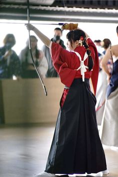 Japanese Archery Outfit, Archery Outfit, Stock Poses, Artistic Poses, Archery Poses, Archery Aesthetic, Edo Era, Traditional Kimono, Martial Artists