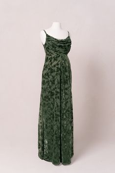 a green dress is shown on a mannequin headdress and it's draped over the shoulders