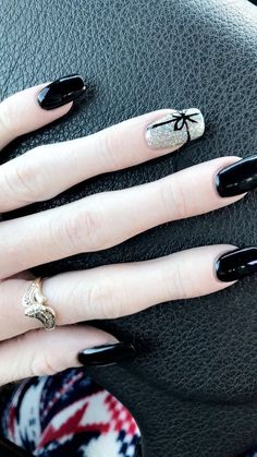 Black Nails Christmas Holidays, Black Christmas Gel Nails, Simple Dark Christmas Nails, Black Christmas Nails Square, Black Silver Christmas Nails, Black Nail Christmas Design, Christmas Nails Black And Silver, Black Christmas Nail Designs Short, Nails Black Christmas