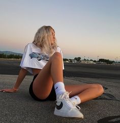 Nike Blazer Outfits Summer, Nike Blazer Gym Outfit, Nike Blazers Outfit Ideas, Nike Blazer Outfit, Summer Poses, Pose Fotografi, Foto Poses, Looks Street Style, Cute Comfy Outfits