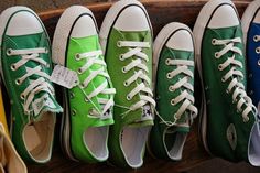 greenish emerald dark green :-) Deku Cosplay, Estilo Indie, Prime Colors, Mean Green, Green Converse, Green Collection, Kinds Of Shoes, Green Shoes