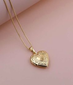 Golden Locket Necklace 💛 Heart Charm height: 2.9 cm Charm width: 1.9 cm Necklace length: 45 cm Golden Locket, Locket Necklace Heart, Gold Jewelry Simple Necklace, Golden Necklace, Gold Jewelry Simple, Necklace Heart