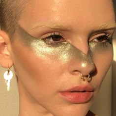 Alien Make-up, Futuristic Makeup, Make Up Gold, Gold Makeup, Fantasy Makeup