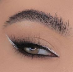 White Cat Eye Makeup, Light Silver Makeup, Prom Smokey Eye, Makeup For Deep Set Eyes, False Lashes Natural, Eye Makeup Pink, Eyeliner Eye Makeup, Eye Makeup For Hooded Eyes, Silver Eyeliner