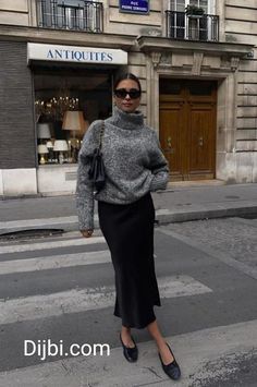 Grey Turtleneck Outfit, Midi Rock Outfit, Emelie Lindmark, Black Satin Skirt, Satin Skirt Outfit, Corporate Life, Classy Fall Outfits, Rok Outfit, Black Skirt Outfits