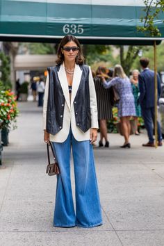 Fashion Week Outfit, Jeans Street Style, New York Fashion Week Street Style, Denim On Denim, Nyfw Street Style, Nyc Fashion, Street Style Inspiration