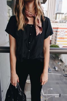 Bandana Around Neck Outfit, Bandana Around Neck, Black Fall Outfits, Professional Chic, Black Bandana, Mode Tips, 90's Fashion, All Black Outfit