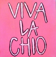 the words viva la chio written in white ink on a pink background with black letters