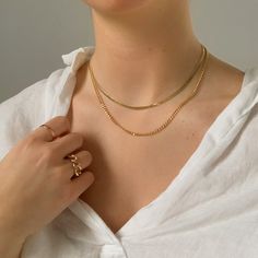 Jóias Body Chains, Jewelry Photography Styling, Gold Necklace Women, Gold Necklace Designs, Fashion Jewelry Earrings, Jewelry Photography