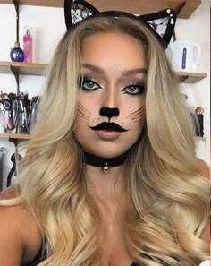 Find a collection of the best Halloween makeup ideas for those that want to achieve pretty Halloween makeup, not gory looks, such as this Easy Black Cat Halloween Makeup | Pair these looks with any Halloween costumes for a seriously impressive outfit. There is something for everyone on this board: pretty Skeleton Halloween makeup, gorgeous Halloween makeup, princess Halloween makeup, mermaid Halloween makeup Inspo. #halloweenmakeup #prettyhalloween #halloweencostumes #halloweenmakeuppretty #hal Nem Halloween Makeup, Halloween Makeup Ideas For Women, Pretty Halloween Makeup, Pelottava Halloween