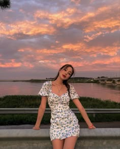 Pose Ideas Instagram Standing Dress, Sunset Photoshoot Ideas, Pose Mode, Pose Ideas Instagram, Summer Picture Poses, Fancy Sarees Party Wear, Model Pose, Elegant Dresses Classy, Two Friends