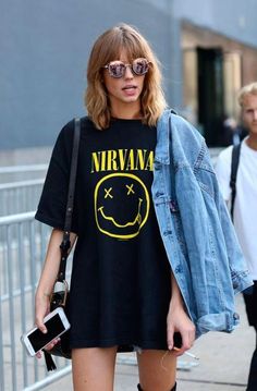 Camiseta nirvana e jaqueta jeans Shirtdress Outfit, Tshirt Dress Outfit, Oversize Tshirt Outfits, Shirt Dress Outfit, Elegante Casual, Mode Inspo, Tshirt Outfits, Band Shirts