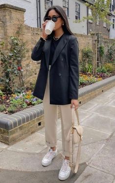 Look / look minimalista / moda / moda 2023 / moda inverno Mode Editorials, Outfit Chic, Business Casual Outfits For Work, Mode Casual, Stylish Work Outfits, Business Outfit, Casual Work Outfits, Mode Inspo, Blazer Outfits