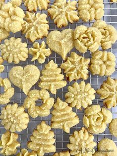 some cookies that are on a cooling rack