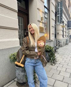 Low Waist Jeans Outfit Winter, Sweden Street Style, Levis Jeans Outfit, Waist Jeans Outfit, New York Fall Fashion, Matilda Djerf Outfit, Copenhagen Style Fall, Street Style Stockholm, Outfit Levis