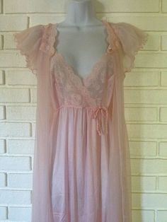 Pastel Pink Nightgown, Vintage Pink Nightgown, Pink Vintage Outfits, Vintage Nightdress, Vintage Negligee, Beautiful Nightgown, Vintage Clothing Shop, Pink Nightgown