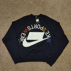 Nike Sports Wear Sweatshirt Navy Ar1622 Size Small-Tall Navy Sweatshirt With Logo For Streetwear, Navy Sweatshirt With Logo Detail For Streetwear, Blue Long Sleeve Sweatshirt With Logo, Casual Blue T-shirt With Logo Detail, Blue Crew Neck Top With Logo Detail, Navy Crew Neck Top With Logo Detail, Blue Long Sleeve Tops With Logo Detail, Casual Blue Tops With Logo Detail, Collegiate Logo Tops For Streetwear