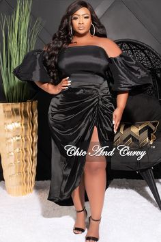 Polyester %: 95 Spandex %: 5 Model is wearing 1x Plus Size Birthday Outfits, Satin Mini Skirt, Chic And Curvy, Look Plus Size, Ruched Skirt, Plus Size Summer, Instagram Models, Plus Size Skirts, Pretty Style