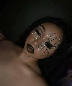 Spider eye makeup with rhinestone Halloween Make Up With Gems, Witch Spider Makeup, Black Widow Spider Halloween Costume, Halloween Spider Makeup Looks, Skull Rhinestone Makeup, Diamond Halloween Makeup, Black Halloween Makeup Looks, Spider Inspired Makeup, Spider Costume Halloween