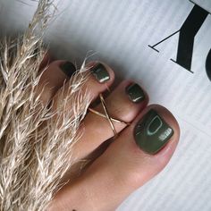 💚 Step into fall with toes that are as bold as the season! 💚 Embrace rich, warm hues like deep burgundy, burnt orange, and forest greens for your next pedicure. Add a touch of metallic gold or a matte finish for that perfect fall flair. Treat yourself to cozy vibes from head to toe! 💥Get 10% off your first service with us💥 Poshed Beauty bar 📍912 S Robertson Blvd, Los Angeles, CA ☎️+1 (424) 420-5100 💌 DM us for more info #manicure #pedicure #gelpedicure #nailtutorial #nailextension #ex... Burnt Orange Pedicure, September Pedicure, Orange Pedicure, Toe Nail Designs For Fall, Fall Pedicure, Gel Pedicure, Toe Polish