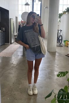 How To Style Boxers Women, Tshirt With Shorts Outfits, Boxer Women Outfit, Everyday Outfits Street Styles, Shorts Outfits Spring, Everyday Look Outfit, Cute Comfy Outfits For Summer Mid Size, Short Outfits For Summer, Jean Shorts Women Outfits