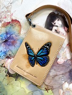 Leather Dye Diy, Leather Bag Tag, Wallet Art, Painted Handbag, Leather Tooling Patterns, Tooling Patterns, Butterfly Bags, Leather Craft Projects, Painted Bags