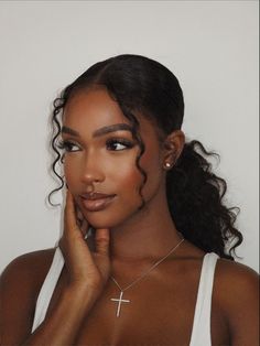 Unleash your beauty with our collection of curly hairstyles! Find your next head-turning look, from bouncy ringlets to soft, romantic waves. Makeup For Black Skin, Everyday Makeup Routine, Soft Glam Makeup, Woman Shaving, Graduation Hairstyles, Wispy Lashes, Glowing Makeup, Soft Glam, Looks Black