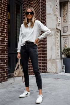 Casual Outfits With White Sneakers, Black Trainers Outfit, Outfits With White Sneakers, Sneakers Celine, Errands Outfit Spring, Celine Mini Belt Bag, Jeans And Sneakers Outfit, Black Sneakers Outfit, Zapatillas Veja