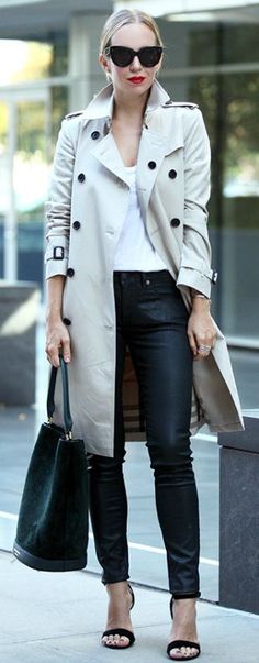 Trench & Black Skinnies. Casual Trench Coat Outfit, Trent Coat, Trenchcoat Style, Outfits Leggins, Brooklyn Blonde, Casual Trench Coat, Winter Trench, Mode Mantel, Look Office