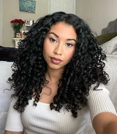 I love my hair the way it is. 📸: briciaemilyn . . . . . . #curls #curly #curlyhairstyle #naturalhair #hair #hairstyle #beautiful #beautifulhair #cachos #cachinhos #curlyhairgirl #curlygirl #lovemycurls #healthycurls Middle Part Curly Hair, 3a Hair, 3b Hair, Curly Hair Trends, Mixed Curly Hair, Curly Pixie Cuts, Big Curly Hair, Curl Hair, Heatless Curls