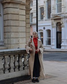 9 Trench-Coat Outfit Ideas You Can Always Rely On | Who What Wear UK Trench Coat Over Dress, London Fog Trench Coat Outfit, Trench Coat With Dress, Trench Coat Outfits, Sweater Weather Outfits, Beige Trench Coat, Weather Outfits