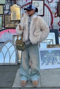 Winter Fits Aesthetic New York, New York Fall Outfits, Fur Coat Street Style, Fur Jacket Outfit, Winter Outfits Street Style, New York Fits, New York Outfits, Futuristic Style, Streetwear Fashion Women