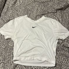 Size Small Never Worn Brand New No Tags White Cropped T-shirt With Logo Print For Spring, Spring White Cropped T-shirt With Logo, Simple White Crew Neck Top, Nike White Tops For Summer, Simple Streetwear Tops With Letter Print, Trendy Nike Top With Letter Print, Nike Basic Tops For Spring, Nike Basic Tops For Streetwear, Trendy Nike Short Sleeve Tops