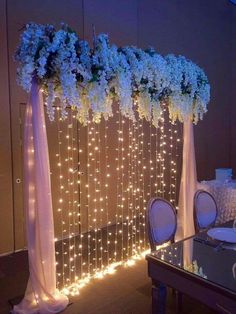 an image of a room decorated with lights and flowers on the wall, in spanish