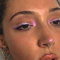 Metallic Eye Makeup, Editorial Make-up, Metallic Eyeliner, Eyeliner Glitter, Mekap Mata, Eyeliner Tips, Metallic Eyes, Euphoria Makeup, Pink Eye Makeup