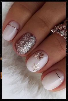 Winter Nails Ideas 2024, Glitter Accent Nails Ideas, December Short Nails, Cute Engagement Nails, 21 Birthday Nails, Gel Nail Polish Ideas, Winter Sparkle Nails, Neutral Winter Nails, Nail Designs Gold