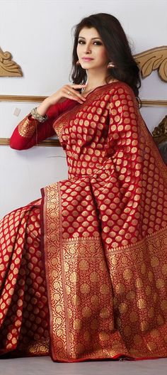 136856 Red and Maroon  color family Party Wear Sarees in Banarasi,Silk fabric with Thread work   with matching unstitched blouse. Maroon Banarasi, Kanchi Saree, Orang India, Latest Designer Sarees, Banarasi Silk Saree, Party Kleidung, Ethnic Outfits, Desi Girl, Elegant Saree