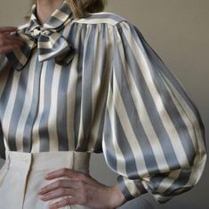 Detail Couture, Satin Bluse, Fashionista Clothes, Satin Blouse, Mode Inspiration, Striped Blouse